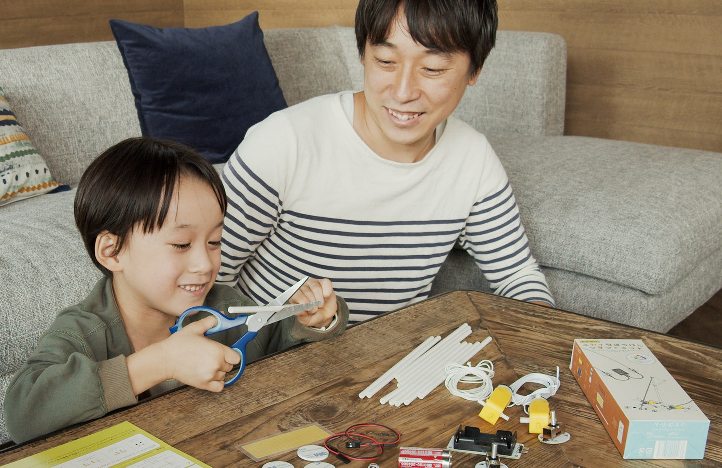 ユカイなぼうけんクラフトキットはハサミ一つで誰でも簡単にオリジナルロボットが作れます。