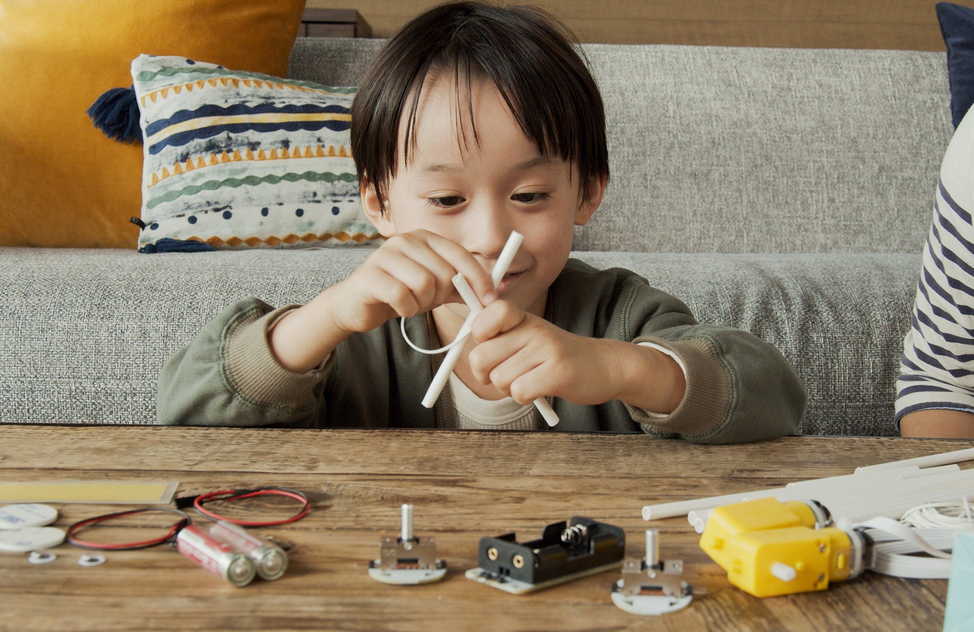 ユカイなぼうけんクラフトキットは紙ストローを使ってロボットのあしが作れます。