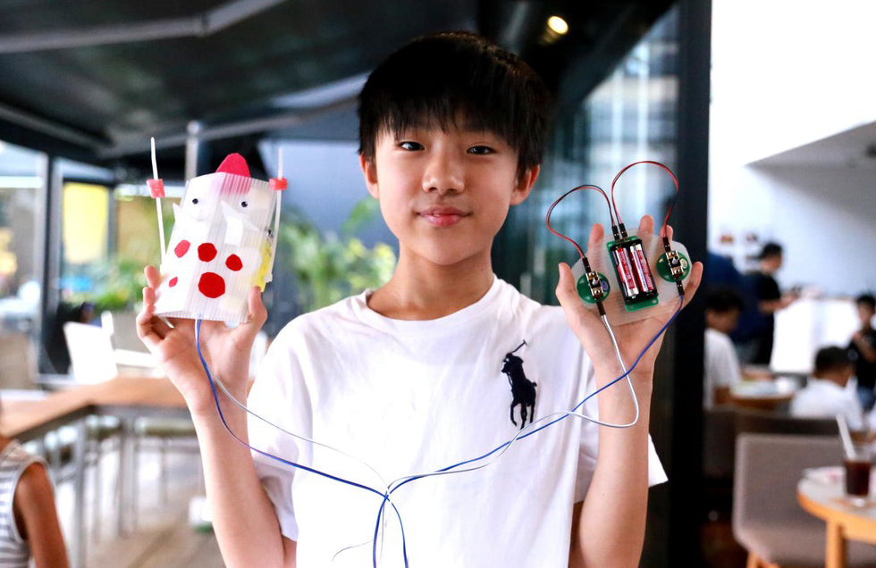 ユカイな生きものロボットキットをつくっているこども