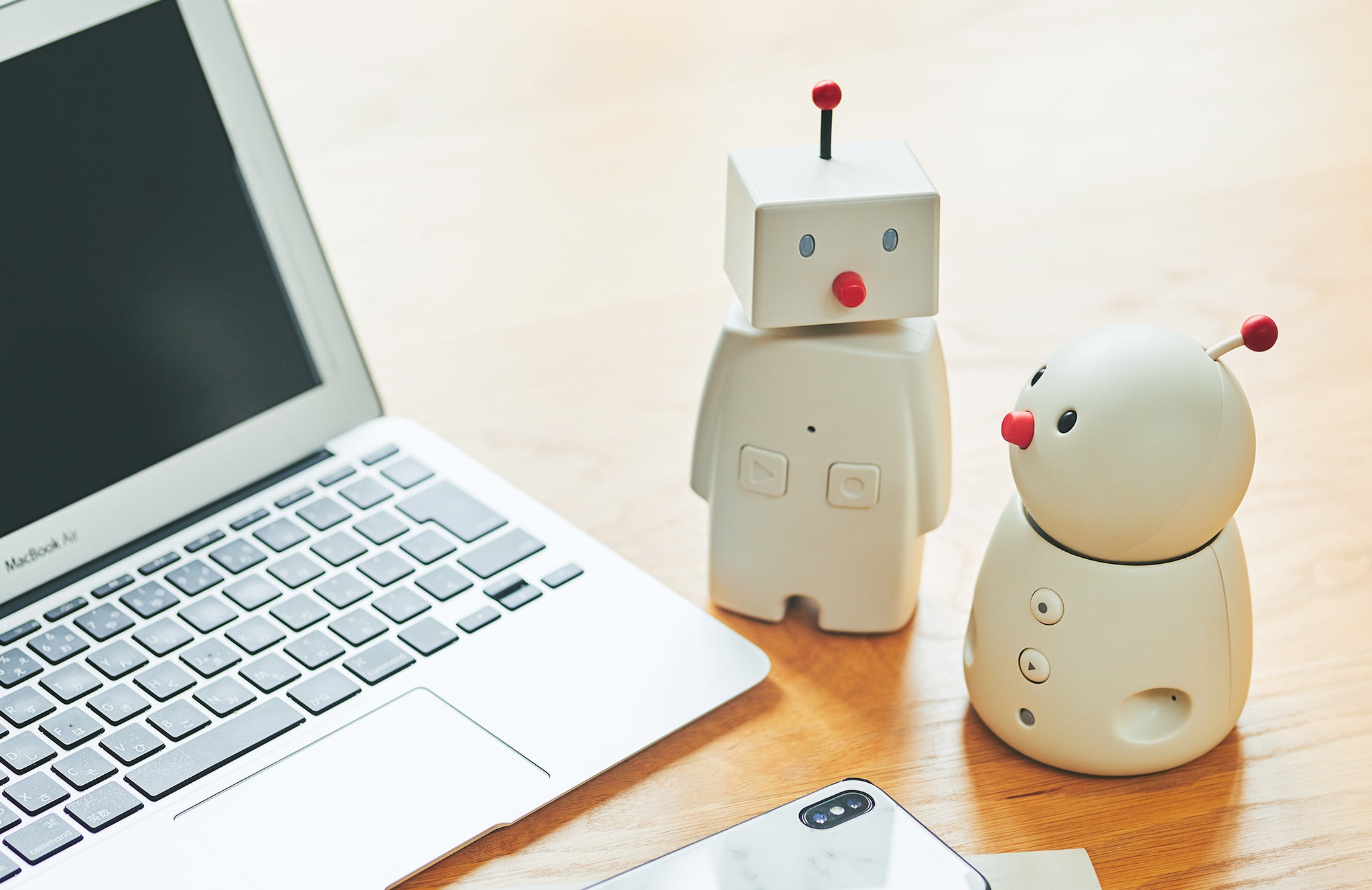 公式ストア】BOCCO emo（ボッコ エモ）| 照れたり、ムッとしたり、そわそわしたり。 どこか懐かしい未来のファミリーロボット – ユカイ工学  オンラインストア