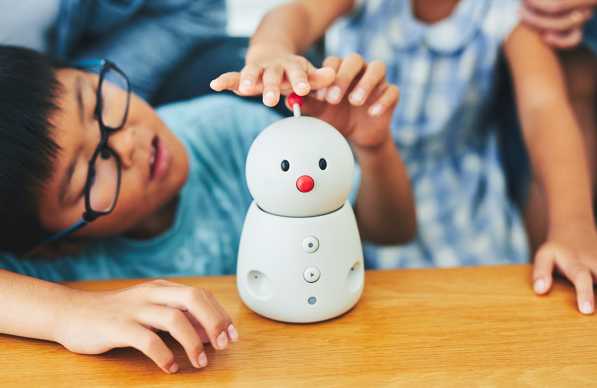 公式ストア】BOCCO emo（ボッコ エモ）| 照れたり、ムッとしたり、そわそわしたり。 どこか懐かしい未来のファミリーロボット – ユカイ工学  オンラインストア