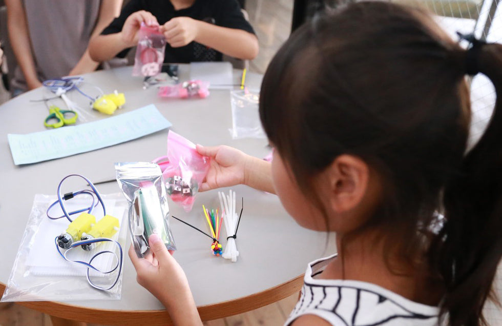 ユカイな生きものロボットキットをつくっているこども